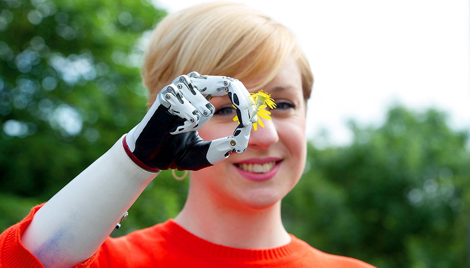 Mujer con una mano biónica.