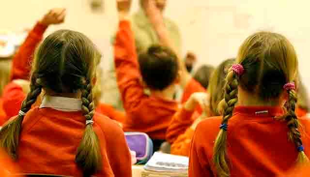 Niñas en un aula escolar de primaria dando clase.