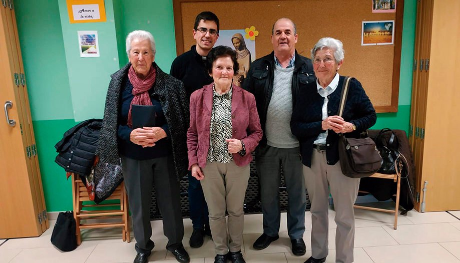 Isaac Hernando González con algunos parroquianos