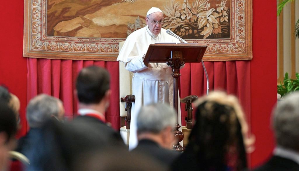 el papa habla a los diplomáticos