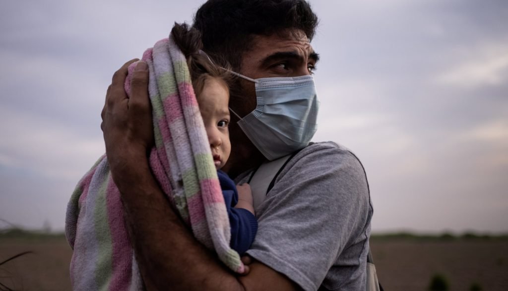 un padre con su hija en la frontera de us