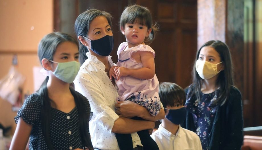una familia atiende en misa