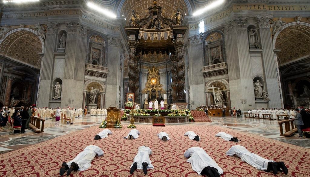 papa ordena a sacerdotes