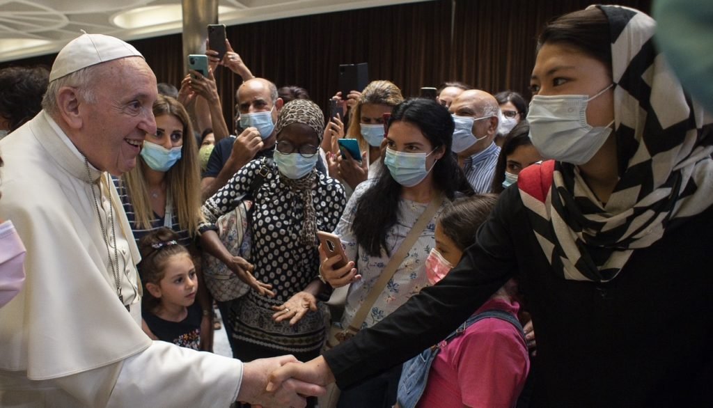 papa con refugiados