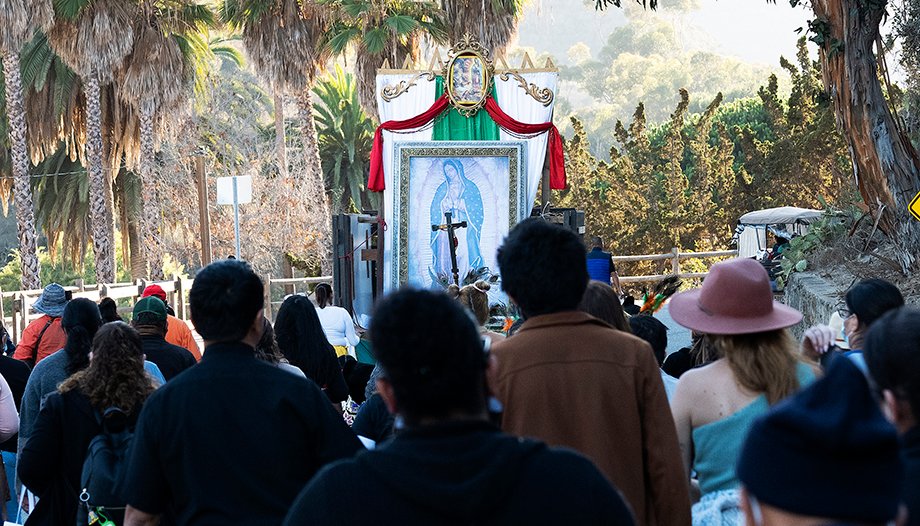 Un momento de la procesión en la isla de Catalina.