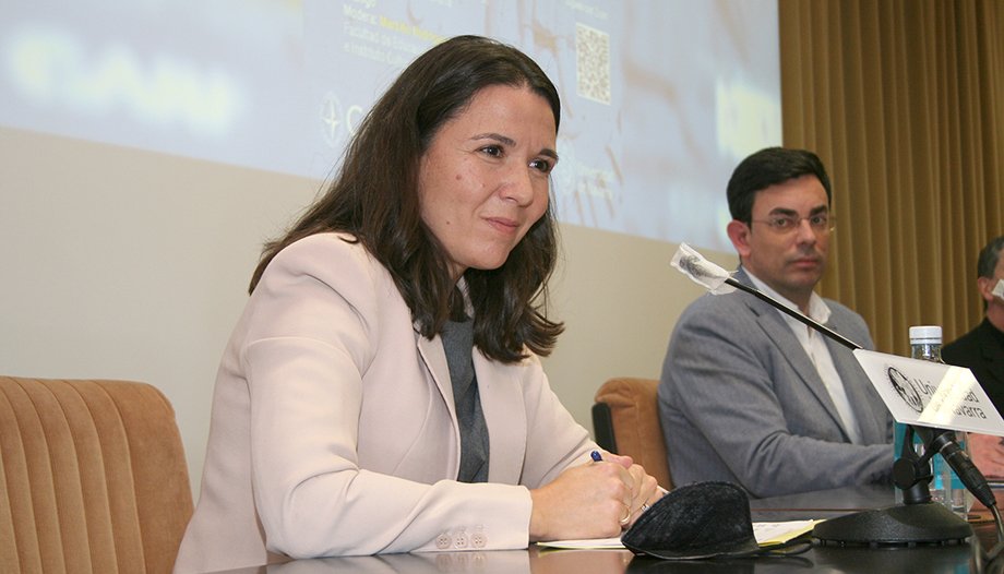 FotoTeresaBarreraPrimerplanoMesa