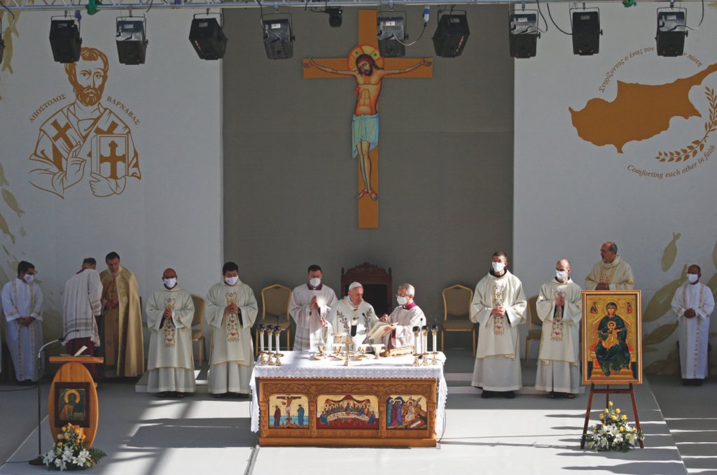El Papa celebra la Misa en el estadio GSP de Nicosia, Chipre.