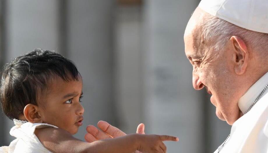 Papa bendice a un niño el 18 de septiembre de 2024