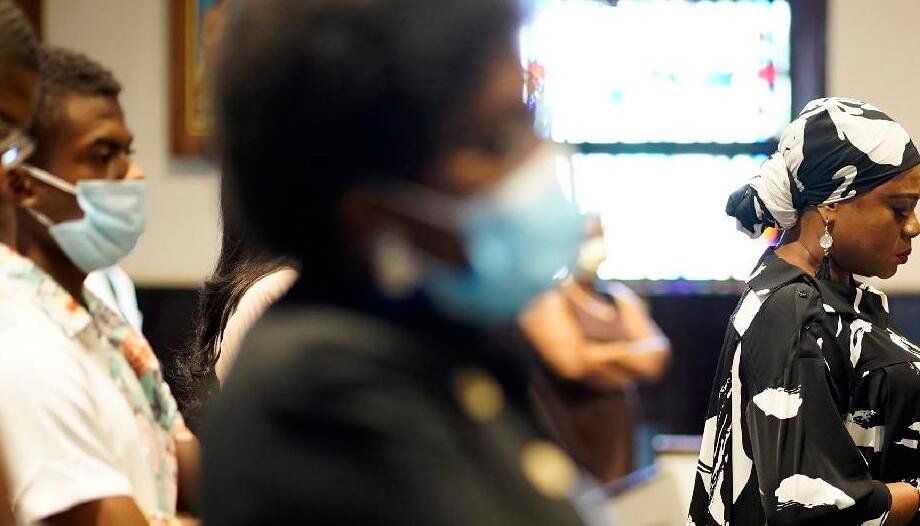 Católicos en iglesia de Santa Marta, Uniondale, Nuevo York, en 2021