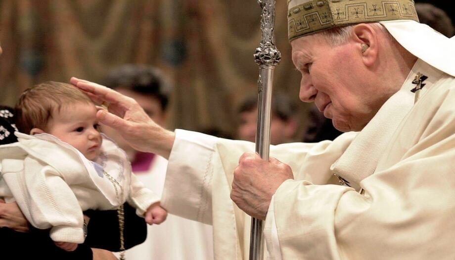 San Juan Pablo II bendice a un bebé en 2002.