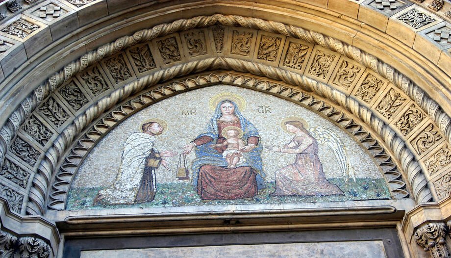 La Virgen María y el Niño, con san Simón Stock y un ángel, mosaico en Milán.