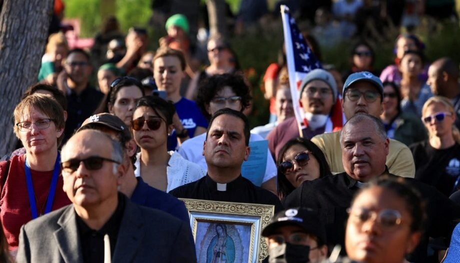 Asistentes a una vigilia en Los Angeles en junio de 2025.