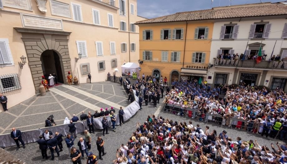 El Papa León XIV, primer Ángelus en Castelgandolfo.