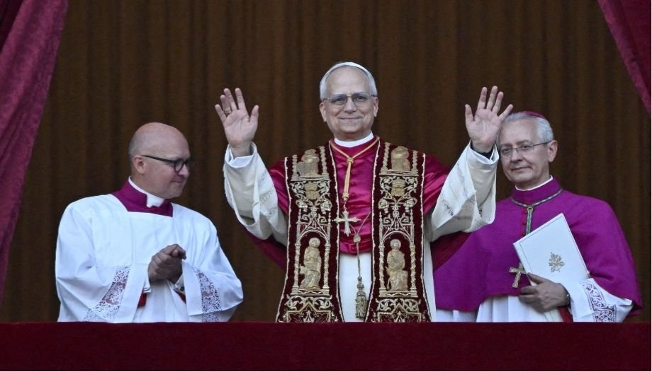 Papa León XIV, el 8 de mayo, primer saludo de paz.