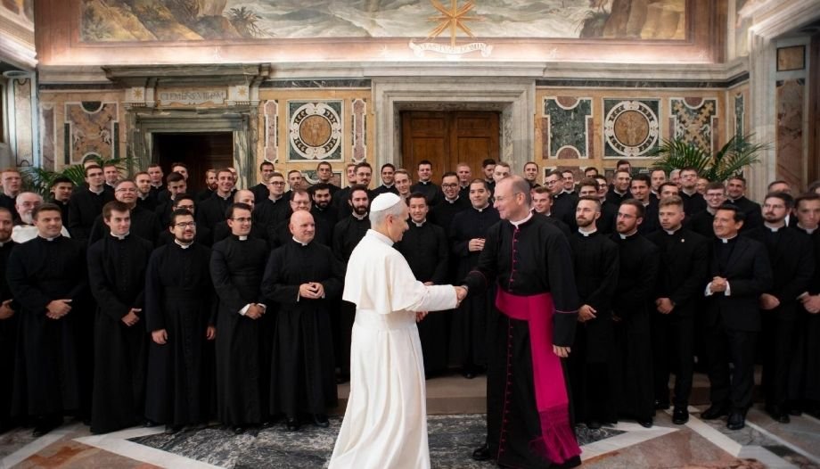 Papa con seminaristas americanos