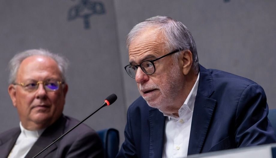 Andrea Ricardi y arzobispo Fabio Fabene.